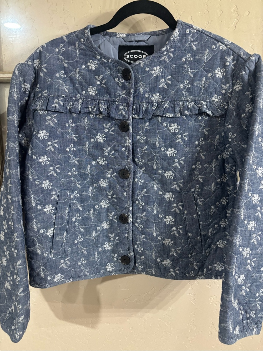❤️ Floral Quilted Button-Up Jacket in Light Blue denim colored fabric - Picture 3 of 4